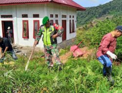 Wujud Pembinaan Wilayah, Babinsa Bantu Bersihkan Halaman Rumah Warganya.