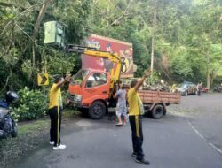 Wakapolsek Bersama Anggota Melaksanakan Evakuasi Pohon Tumbang Dan Menutup Akses Jalan