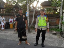 Bhabinkamtibmas Atensi Rangkaian Kegiatan Pujawali di Pura Puseh Kerambitan