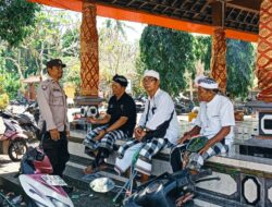 Bhabinkamtibmas Desa Denbantas Atensi Piodalan di Pura Desa Adat Kubontingguh
