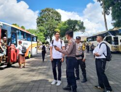 Personil Polsek dan Polres Bangli Laksanakan Pengamanan Field Trip Delegasi Young Living di Obyek Wisata Penglipuran