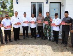 Bupati Ayahwa Tempel Stiker Nomor Telpon Penting Secara Simbolis di Rumah Warga Aceh Utara