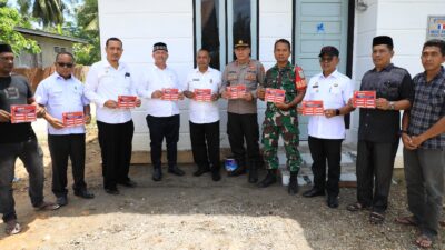 ‎Bupati Ayahwa Tempel Stiker Nomor Telpon Penting Secara Simbolis di Rumah Warga Aceh Utara