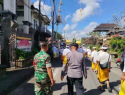 Tradisi Adat Ngemedalin Berlangsung Aman, Babinsa Kedisan Jaga Ketertiban Lalu Lintas