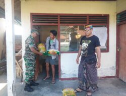 Babinsa Melinggih Kelod Dampingi Dinas Pertanian Salurkan Bantuan Benih Padi Bagi Para Petani