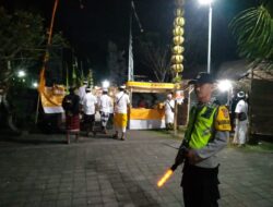 Bhabinkamtibmas Desa Buwit Atensi Upacara Piodalan di Pura Puseh Dan Bale Agung
