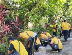 Kapolsek Kerambitan Pimpin Langsung Kegiatan Perawatan kebun Polsek Kerambitan