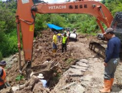 Babinsa Bersama Babinkantibmas Mendampingi pekerja PUPR Perbaikan Jalan Amblas