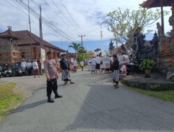 Bhabinkamtibmas Desa Selanbawak Polsek Marga Pengamanan Upacara Dewa Yadnya Ngider Buana