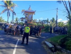 Bhabinkamtibmas Desa Tajen Atensi Giat Upacara Ngaben
