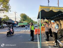 Kapolsek Mengwi Pantau Arus Lalin Depan Pura Desa Kapal