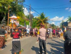 Bhabinkamtibmas Desa Marga Dauh Puri Pengamanan Dan Pengaturan Lalin Kegiatan Upacara Ngaben