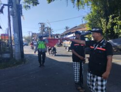 Bhabinkamtibmas Bersama Pecalang Amankan kegiatan Ngaben