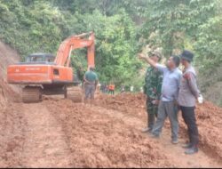 Muspika Linge Kawal Alat Excavator Meluncur Ke Titik Longsor Jalan Kampung Kute Reje,