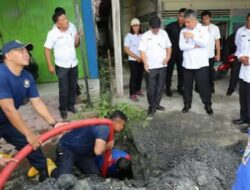 Wakil Bupati Tapanuli Utara Tinjau Langsung Gotong Royong Pembersihan Gorong-Gorong di Jalan D.I. Panjaitan,