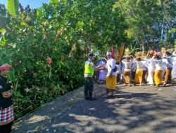 Bhabinkamtibmas Desa Mundeh Kauh Laksanakan Pengamanan Kegiatan Piodalan di Pura Luhur Pucak Bukit Rangda
