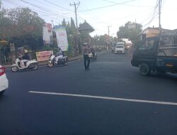 Jelang Hari Raya Kuningan, Personel Polsek Abiansemal Tetap Laksanakan Pengaturan Lalin Sore Di Titik Rawan Macet