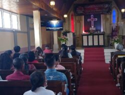 Polsek Kerambitan Laksanakan Pengamanan Ibadah Missa Mingguan Umat Nasrani Suluh Kasih Tibubiu