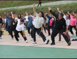 Senam Pagi di Salib Kasih: Wakil Bupati Taput Ajak ASN Sehat dan Majukan Wisata.