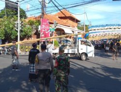 Persiapan Rangkaian Ngerebong, Jalan W.R. Supratman Ditutup Sementara untuk Pemasangan Penjor