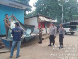 Polisi, TNI dan Satpol PP Tertibkan Puluhan Bendera Ormas di Tangerang