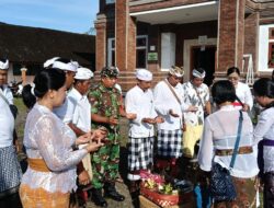 Babinsa Desa Jegu Hadiri Persembahyangan Bersama Perangkat Desa dalam Rangka Piodalan di Pura Kantor Desa