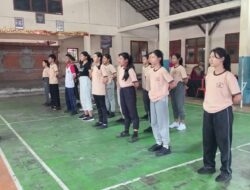 Babinsa Koramil 1619-05 Beri Pelatihan PPB Pada Siswa SMP Negeri 1 Kerambitan