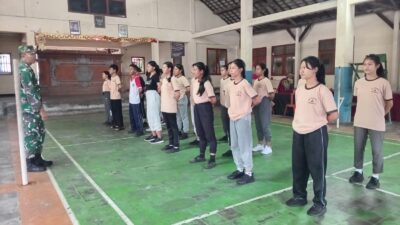Babinsa Koramil 1619-05  Beri Pelatihan PPB Pada Siswa SMP Negeri 1 Kerambitan 