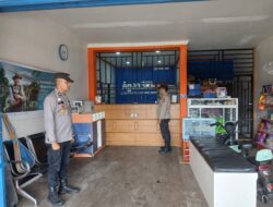 Berseragam Lengkap, Polisi Patroli Sambil Edukasi Warga soal Keamanan