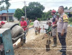 Dekat dengan Warga, Bhabinkamtibmas Kerumutan Ikut Cor Jalan di Pematang Tinggi”