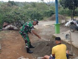 Berjiwa Sosial, Babinsa Bantu Mengaduk Semen Bangun Rumah Warga