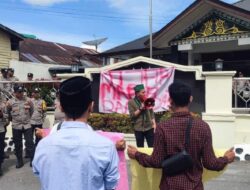 Ada Tulisan ” Kejari Mafia Dana Desa” Dalam Aksi Demontrasi Aliansi MMPK – AT