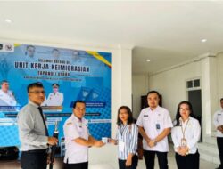 Pelayanan Perdana, Puluhan Warga Tampak Antusias Mengurus Paspor di Layanan Keimigrasian Taput.