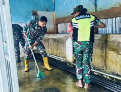 Tingkatkan Kebersihan, Babinsa Bersama Warga Bersihkan Seputaran Masjid