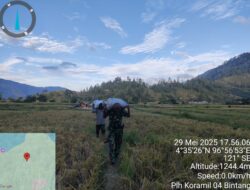 Tingkatkan Ketahanan Pangan, Babinsa Turun Mendampingi Warga Merontokan Padi