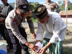 Hangatnya Jumat Barokah: Warga Kampung Remesen Tersenyum, Polisi Hadir Membawa Harapan