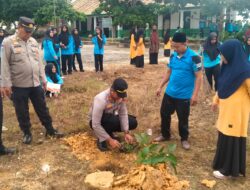Wujud Peduli Alam, Polsek Pangkalan Kerinci Gelar Aksi Tanam Pohon di Madrasah