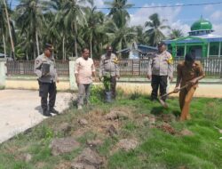 Aksi Hijau Polsek Kuala Kampar, Tanam Pohon Bersama Warga