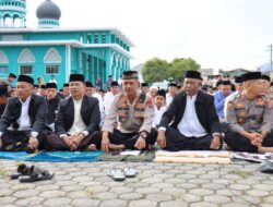 Kapolres Aceh Tengah Laksanakan Shalat Idul Adha dan Salurkan Bantuan Sosial untuk Warga