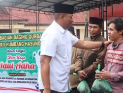 Kapolres Humbahas Serahkan Hewan Kurban dan Membagikan Daging Kurban kepada warga muslim di sekitar Mako polres Humbahas.