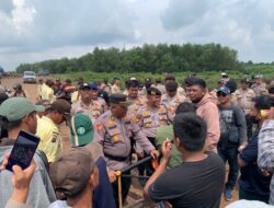 Polres Pelalawan Mengamankan Aksi Damai Aliansi Pemuda Desa Kubangan dengan Tuntutan CSR PT. Arara Abadi Teluk Meranti
