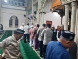 Program Magrib Berjamaah, Polsek Pangkalan Kerinci Sapa Warga di Masjid