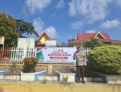 Polsek Bunut Pasang Baliho Hari Bhayangkara ke-79 di Desa Air Terjun