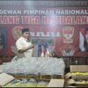 Jumat Berkah, Elang Tiga Hambalang Bagikan Ratusan Dus Minyak Goreng untuk Warga Terdampak