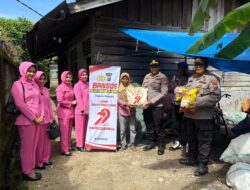 Polsek Pangkalan Kerinci Gelar Baksos di HUT Bhayangkara ke-79, Warga Kurang Mampu Terima Bantuan