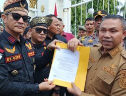 Dukung Satgas PKH Relokasi Warga TNTN, LMB dan Ribuan Mahasiswa Ujuk Rasa di Kantor Gubernur Riau