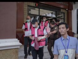 Penyerahan Tersangka dan Barang Bukti (Tahap II) dalam Perkara Minyak Mentah PT Pertamina terhadap 9 Orang Tersangka