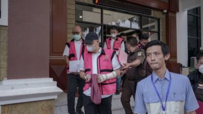Penyerahan Tersangka dan Barang Bukti (Tahap II) dalam Perkara Minyak Mentah PT Pertamina terhadap 9 Orang Tersangka