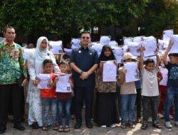 Wali Kota Dan Wakil Wali Kota Langsa Secara Simbolis  Menyerahkan Seragam Sekolah Gratis