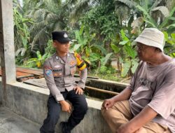 Bhabinkamtibmas Desa Palas Sambang Warga, Ingatkan Larangan Karhutla dan Bijak Bermedsos